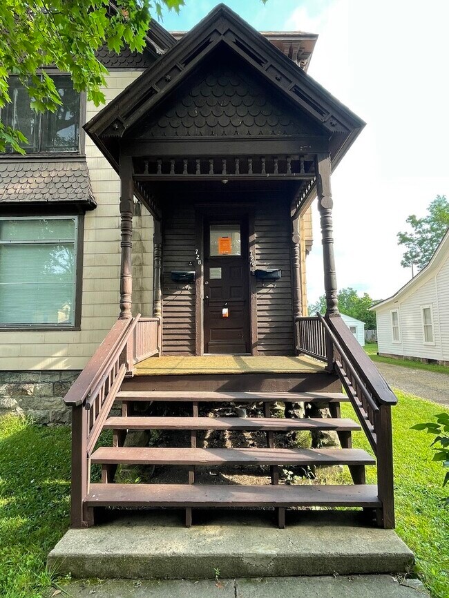 Primary Photo - Large 2 bedroom unit available immediately...