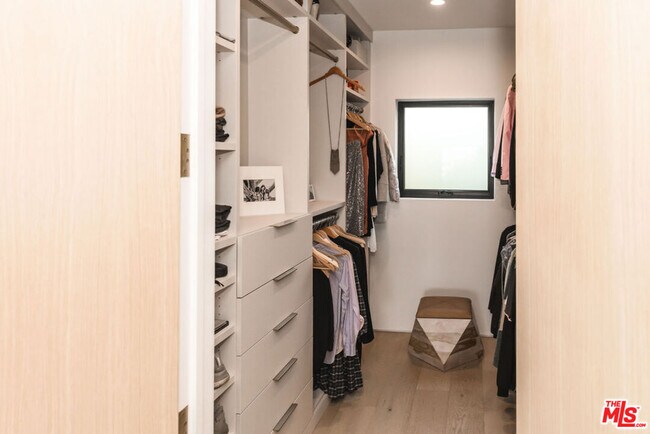 Building Photo - 606 N Ardmore Ave