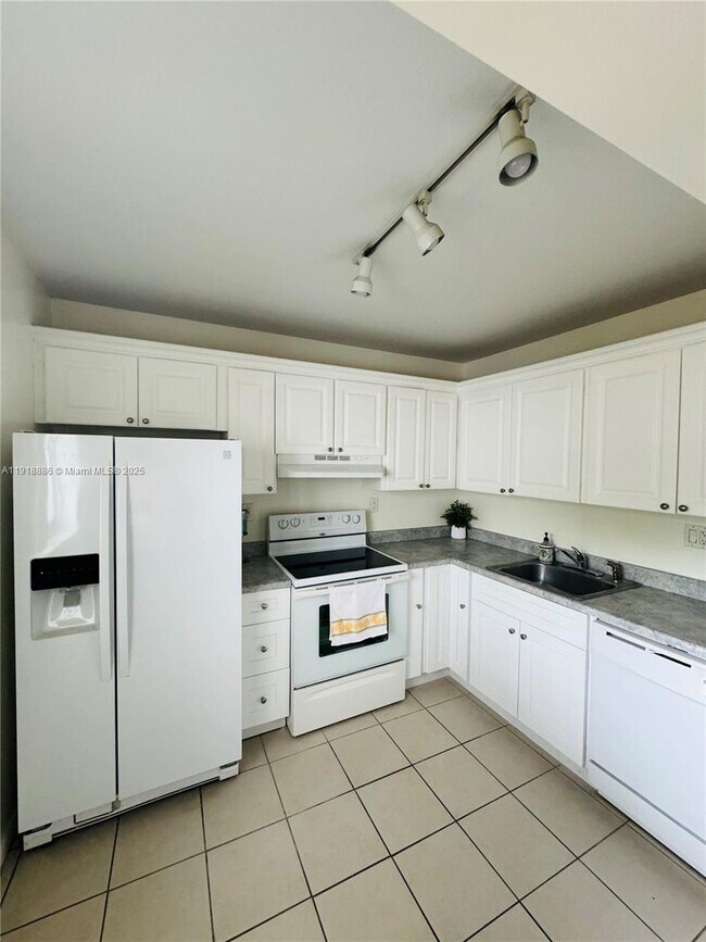 Building Photo - 701 N Pine Island Rd