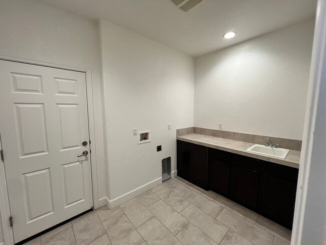 Building Photo - Large 4-bedroom home in Green Valley Estat...