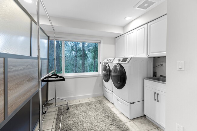 Building Photo - 4 bedroom 3 bath Mercer Island