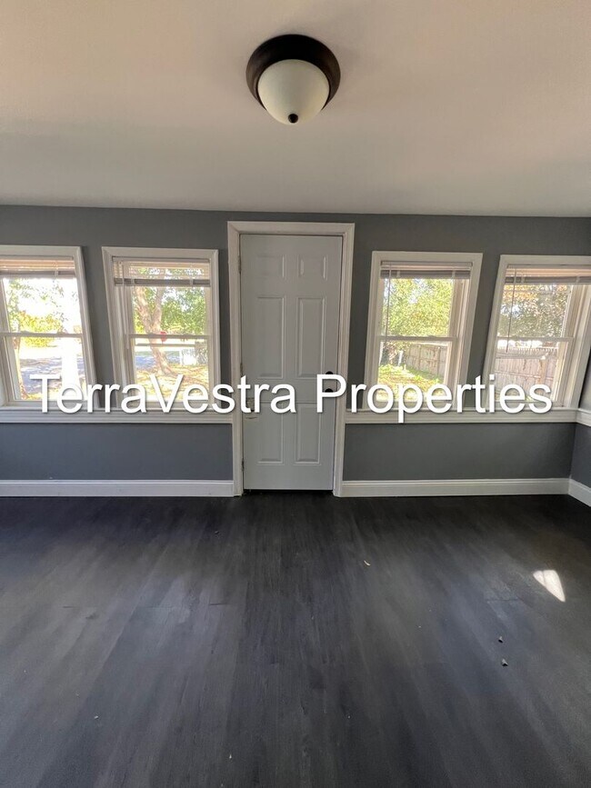 Building Photo - 3 Bed Single Family in Deepwater! Eligible...