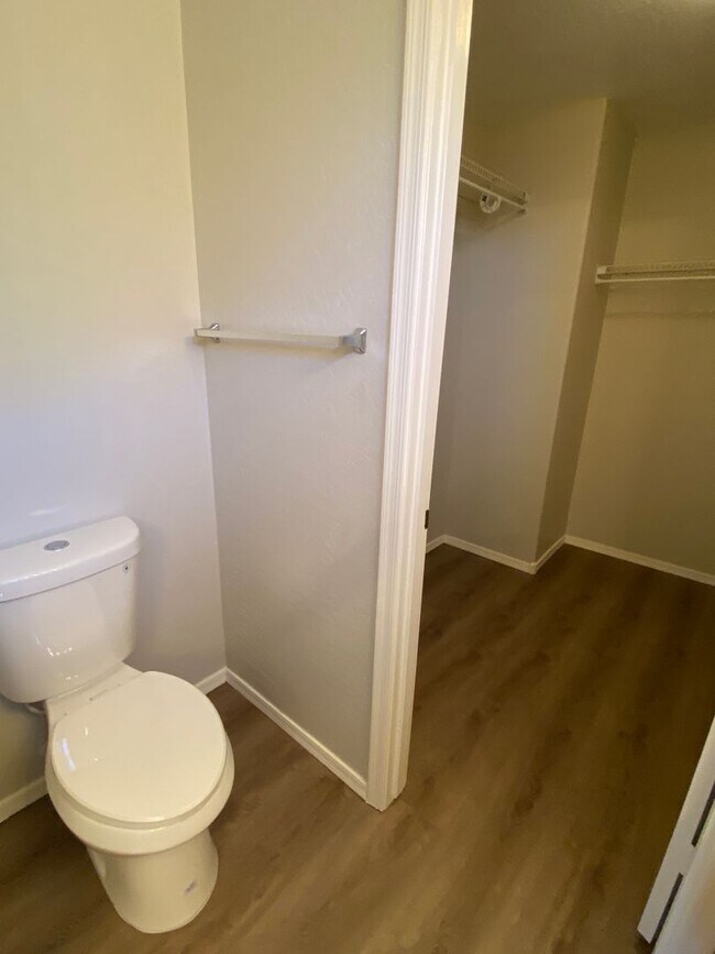 Building Photo - 4 Bedroom, 3 bath, two story with loft in ...
