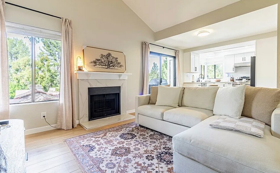 Building Photo - 22795 Lakeway Dr