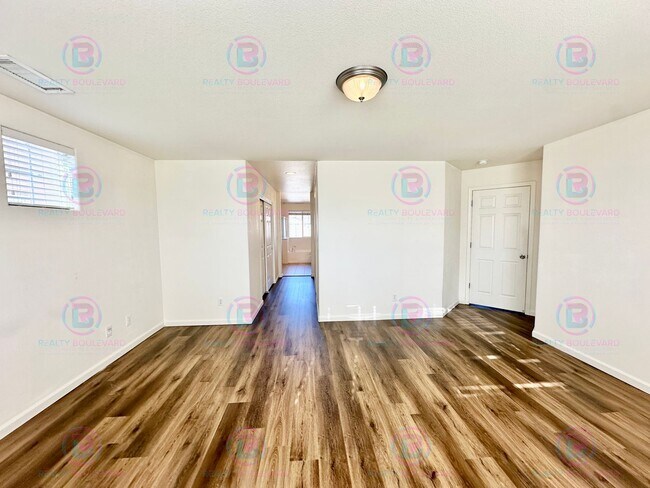 Building Photo - Spacious 4-Bedroom 3 Bath, 3 Car Garage Home with Loft, Living Room and Family Room Outdoor Kitch...