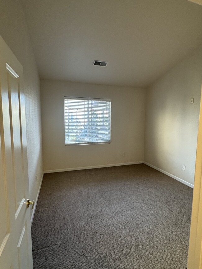 Building Photo - Bright Top Floor Condo with Vaulted Ceilin...