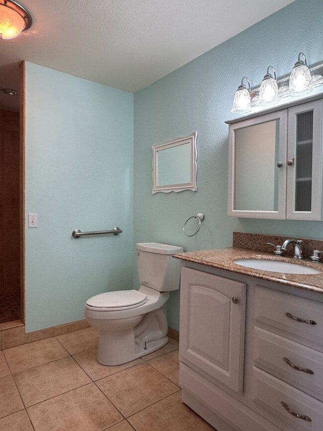 Building Photo - Large 3 br 1 ba charming home