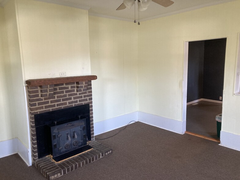 Building Photo - 105 Elm St