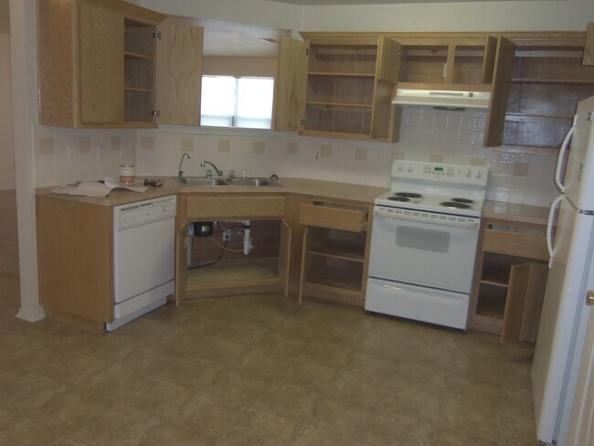 Building Photo - 4 Bedroom 2 Bath