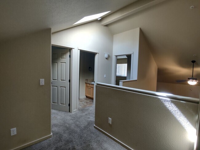 Building Photo - NW 3x2 townhome with primary bedroom on the main level