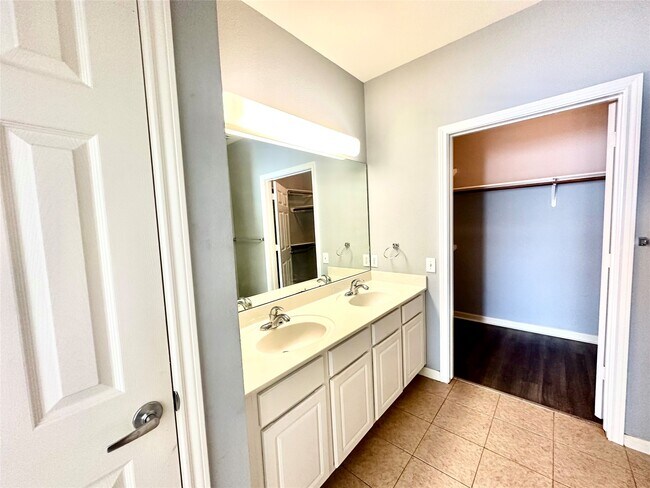 Building Photo - 2815 Kings Crossing Dr