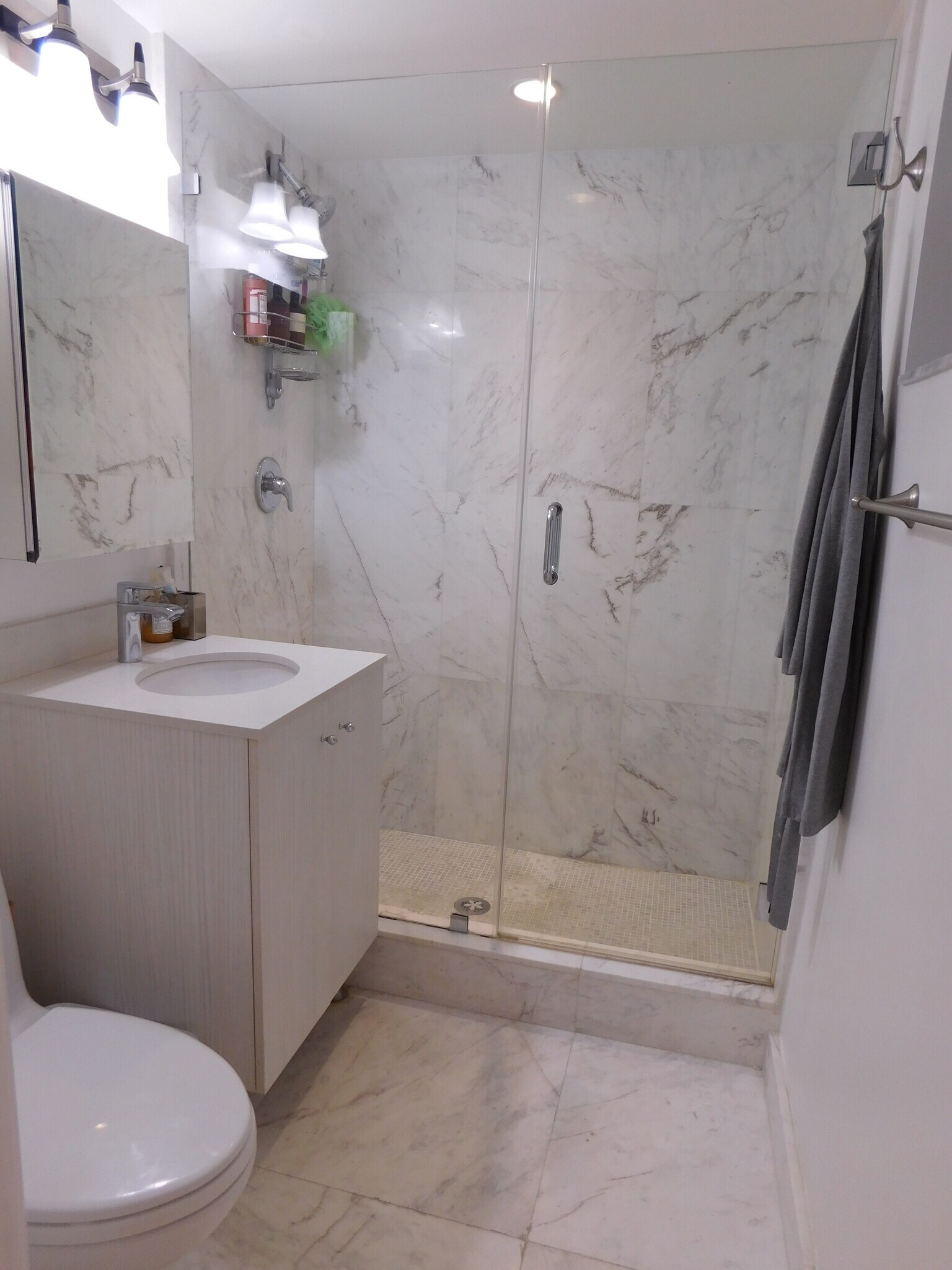 Building Photo - 2800 Pine Tree Dr