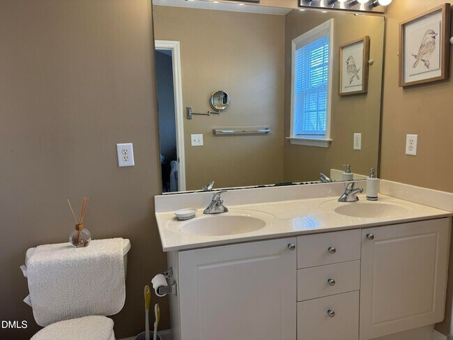 Building Photo - 2044 Metacomet Way