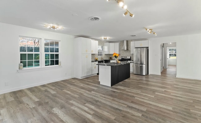 Building Photo - 3423 W Clarendon Dr