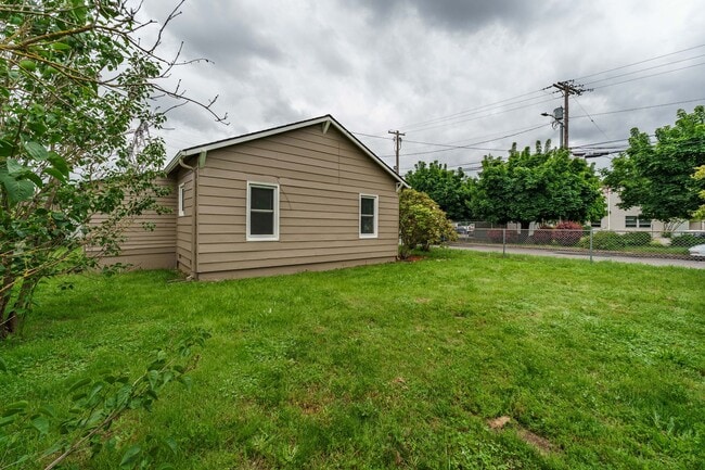 Building Photo - 2 Bedroom 1 Bath SIngle Family Home With L...