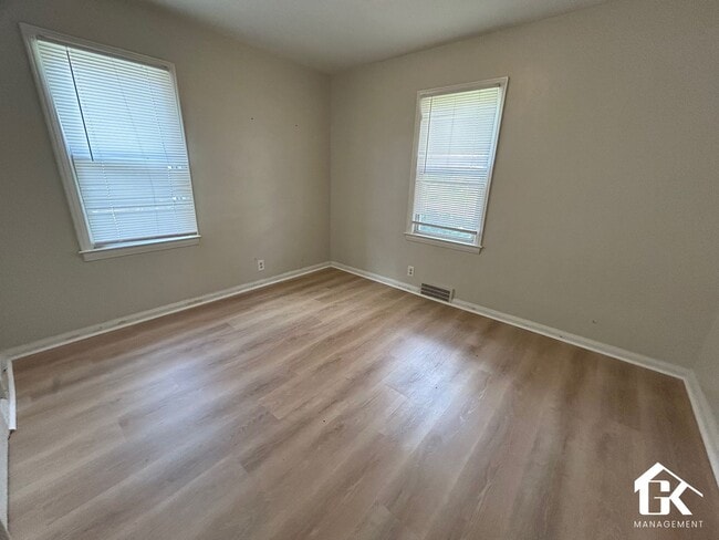 Building Photo - 3 Bed 1 Bath Eastside Home Available - Near St John Moross!