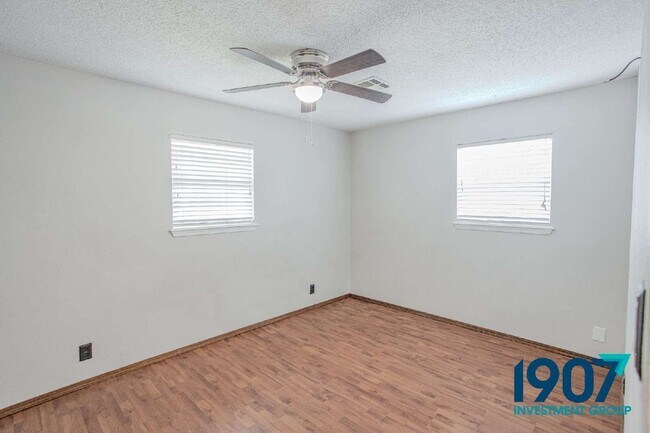 Building Photo - 1618 Village Dr