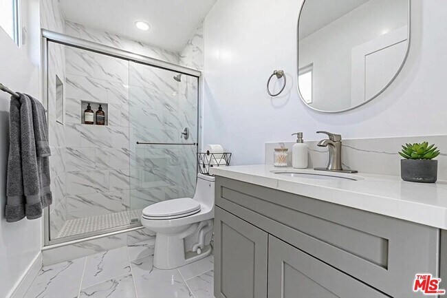 Building Photo - 6021 1/2 Romaine St