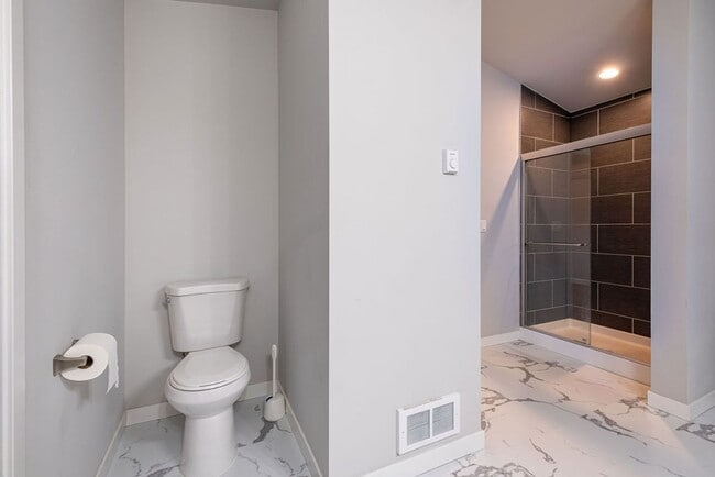 Building Photo - 3 bed 2.5 bath townhouse with garage.