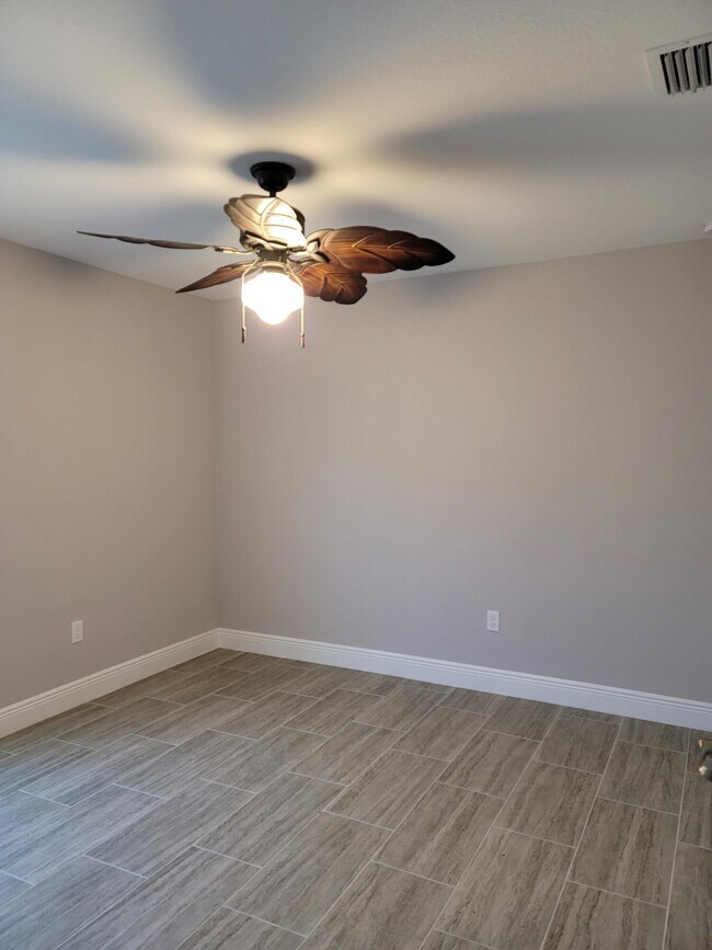 Building Photo - 459 SW Paar Dr