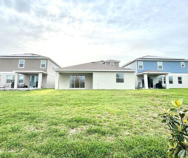 Building Photo - Like New - Large 4/4 Single Story Home wit...