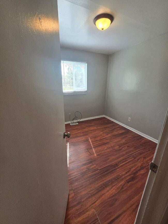 Building Photo - Beautiful 3 Bedroom home near West 10th and White River