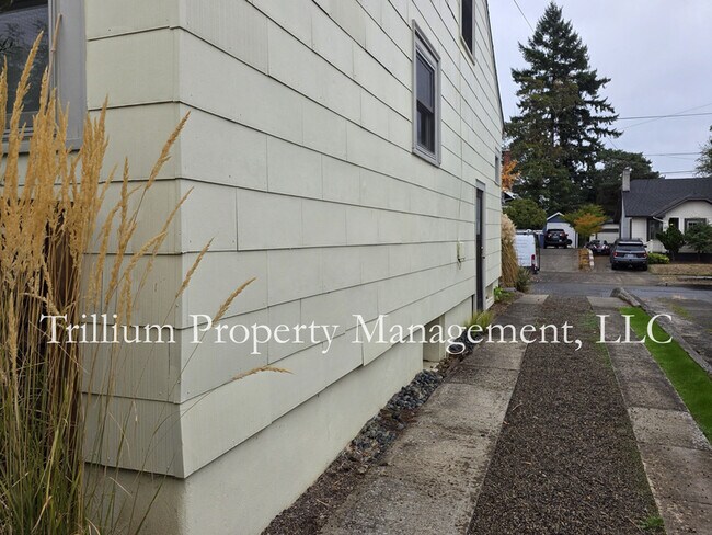 Building Photo - 3015 NE 67th Ave