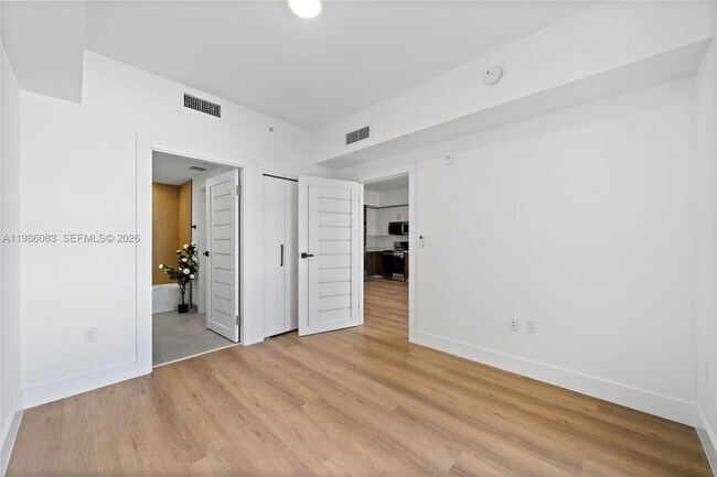 Building Photo - 2479 NE 192 St