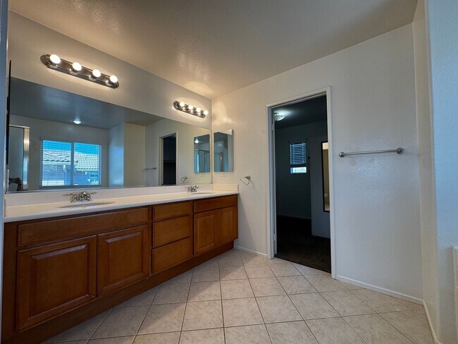 Building Photo - Spacious 4 bedroom in Murrieta for rent!