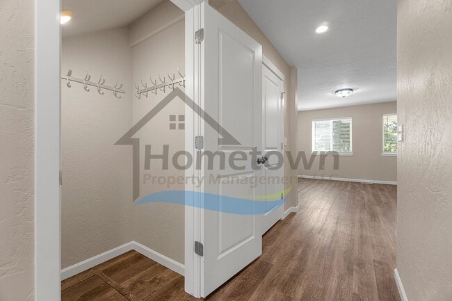 Building Photo - 3 Bedroom 3 Bathroom Home with Attached Ga...