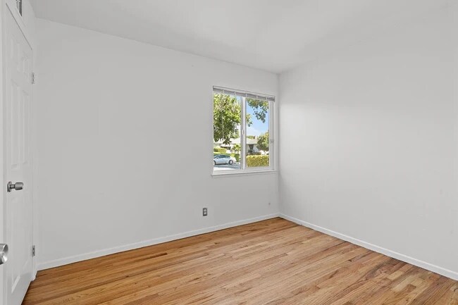 Building Photo - 558 Walnut Dr