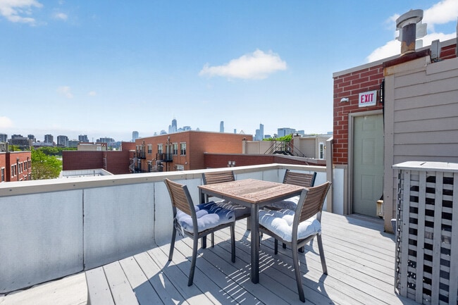 Building Photo - 1409 N Burling St