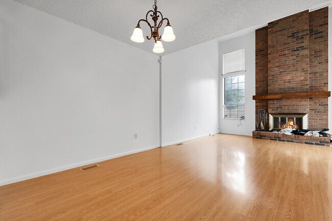 Building Photo - $2,695 - 5 Bed, 4 Bath Townhome in Aurora ...