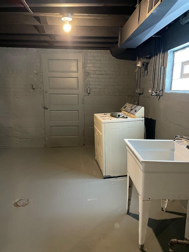 Building Photo - 9129 S Chappel Ave