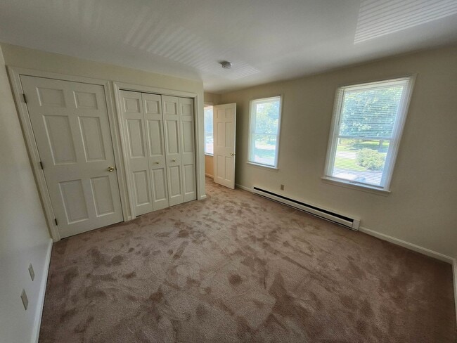 Building Photo - Newton Manor 3 Bedroom Townhome