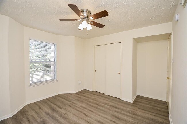 Building Photo - 8051 Bay Branch Dr