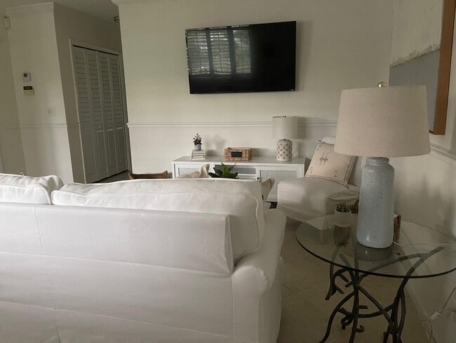 Building Photo - 1202 Palm Trail