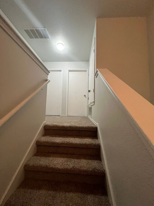 Building Photo - 3/2 in the heart of Del Valle