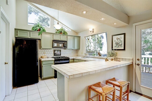 Building Photo - 12 Fairmeade Bend Dr