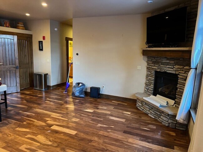 Building Photo - Unfurnished 2 bedroom in Frisco. Walk to Main Street! Garage and private Hot tub!