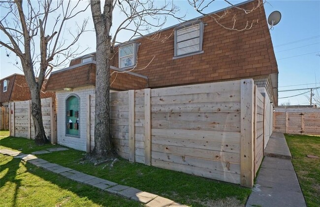 Building Photo - 1825 Wooten Park Dr