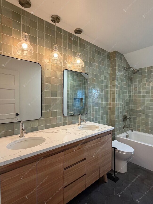 Building Photo - Find a piece of serenity in Historic Old Bend! (Unfurnished)