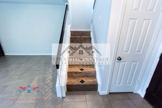 Building Photo - 310 E Bluebell Ln