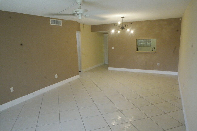 Living Dining Area - 1830 N Lauderdale Ave