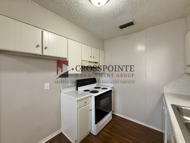 Building Photo - Almost Ready! 2 Bedroom, 1 Bathroom Duplex!