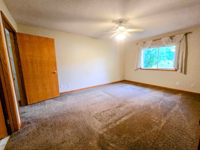 Building Photo - Charming 2-Bedroom, 2-Bathroom Home with Sunroom & Patio in Woodbury, MN