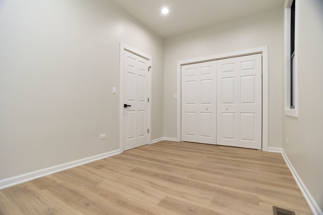 Building Photo - 3111 N Oakley Ave