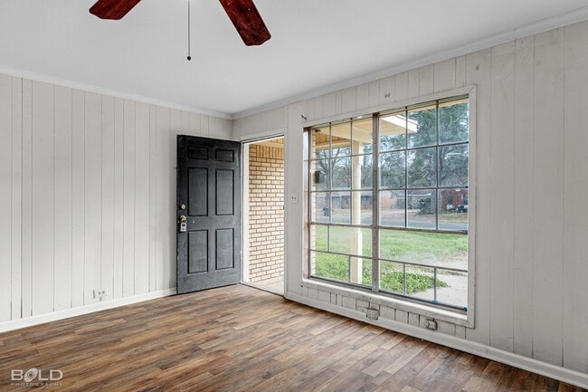 Building Photo - 1136 N Southland Park Dr