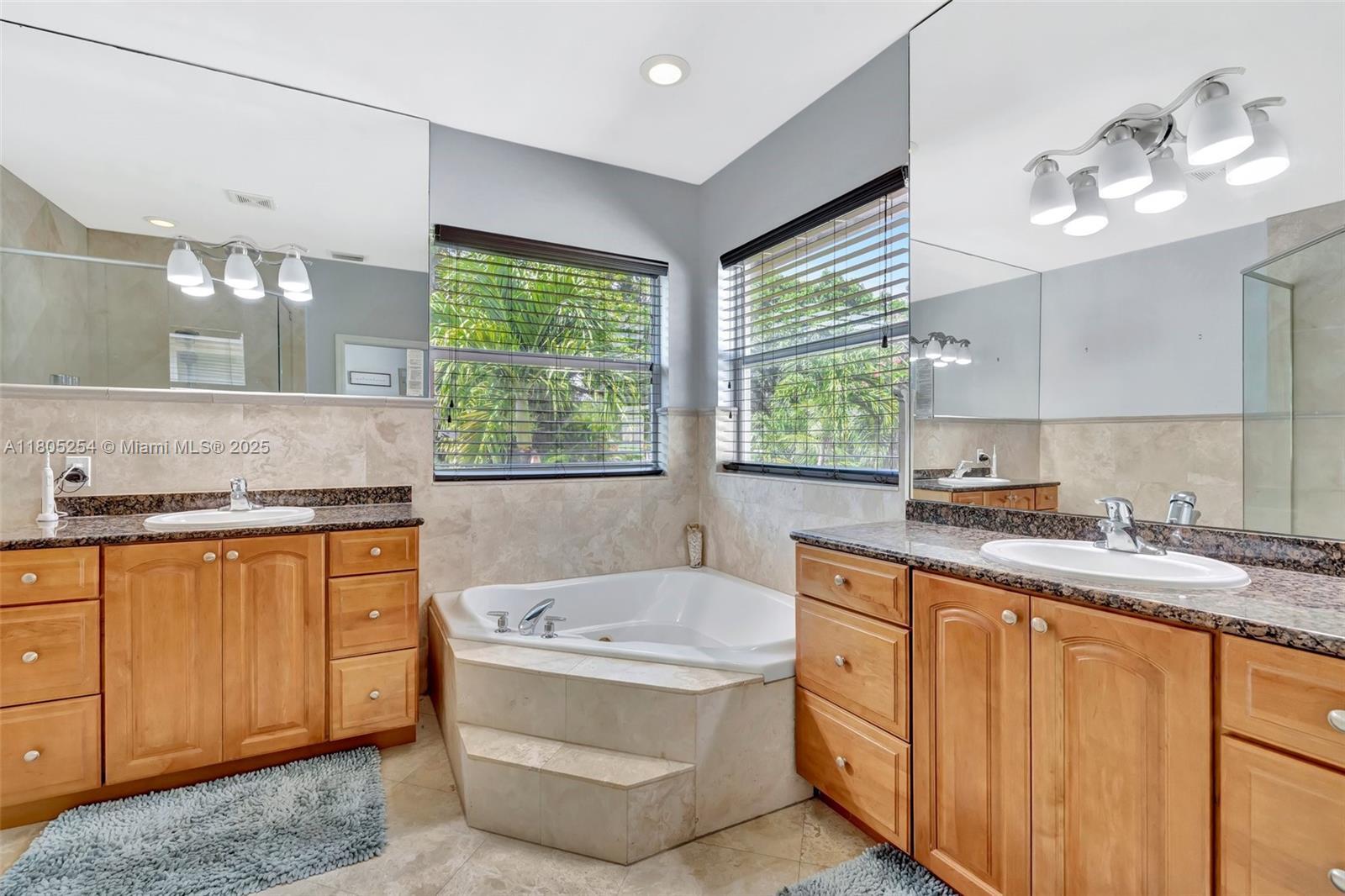 Building Photo - 853 SW 11th Ct