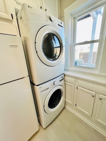 Building Photo - 22 Gardena St